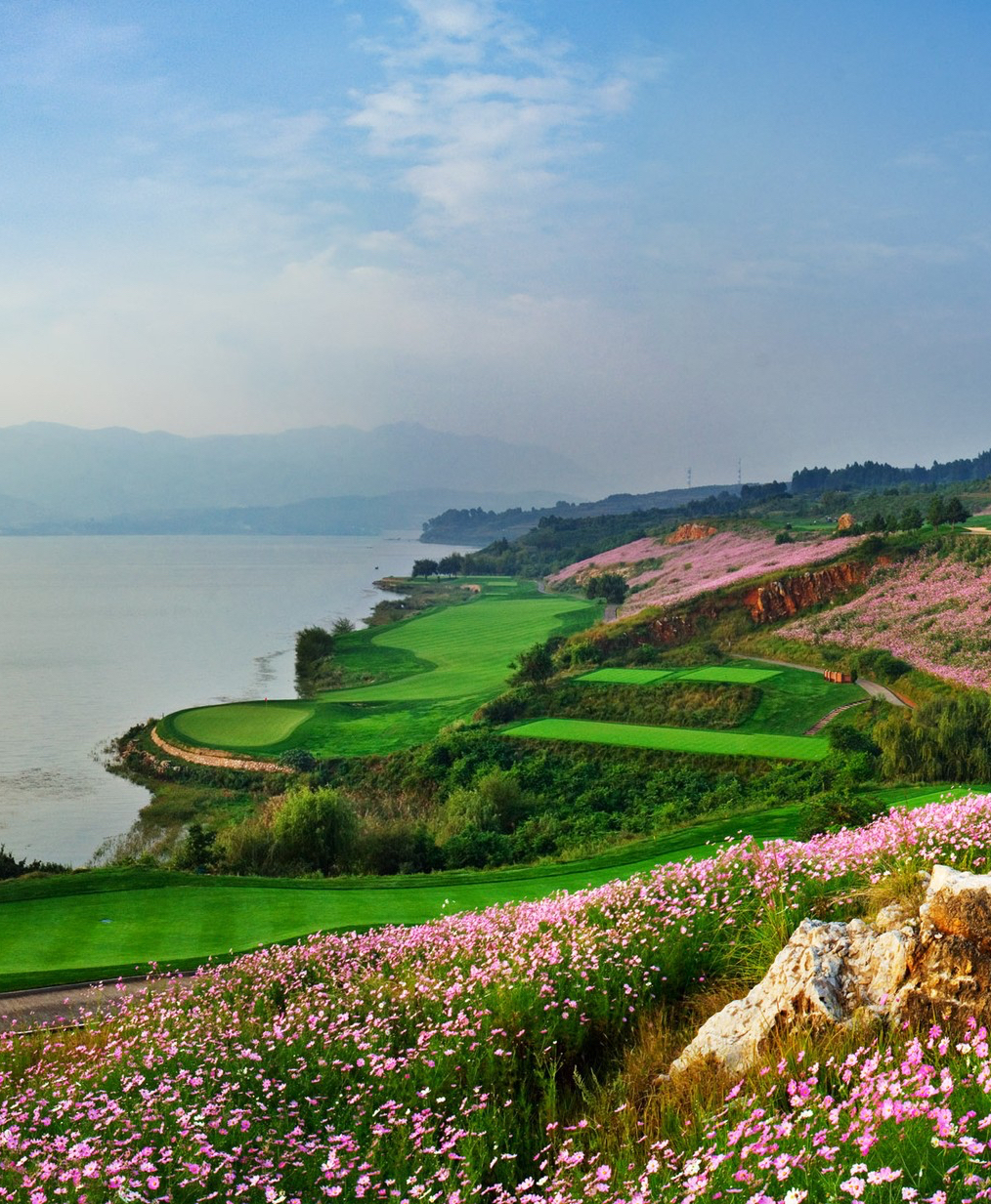 Spring City’s Lakeview Course beside Yangzong Lake